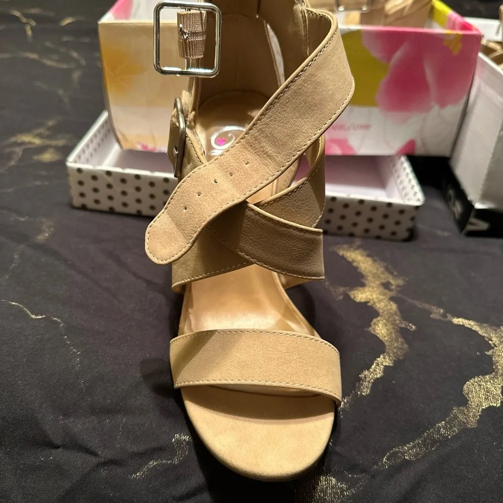 Natural block heels never worn - Picture 3 of 5